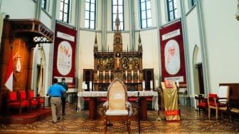 Suasana Gereja Katedral menjelang kedatangan Paus Fransiskus di Jakarta, Senin (2/9/2024). [Suara.com/Alfian Winanto]