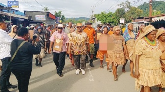 Sambangi KPU Papua Tengah, Kepala Suku di 8 Kabupaten Dukung Isaias Douw-Yustus Wonda Maju Pilgub