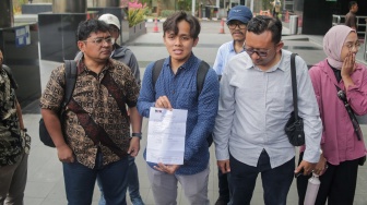 Sejumlah aktivis dari Koalisi Masyarakat Sipil untuk Reformasi Kepolisian datang untuk membuat pelaporan di Gedung Merah Putih KPK, Jakarta, Senin (2/9/2024). [Suara.com/Alfian Winanto]