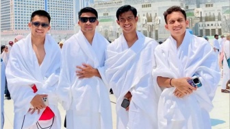 7 Pesona Timnas Indonesia Berpakaian Ihram saat Umrah: Ucap Syukur hingga Menangis Haru Depan Kabah