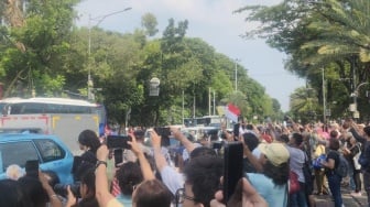 Jelang Kegiatan Paus Fransiskus di Katedral, Masyarakat Penuhi Bagian Luar Gereja