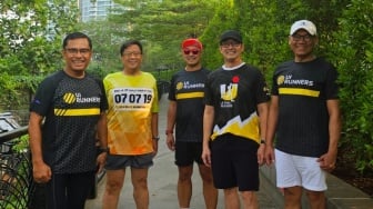 Sambut UI Half Marathon, Saleh Husin, Arief Budhy Hardono, Andre Rahadian dan Didit A Ratam Lakukan Pemanasan