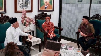 Mulai Keliling Jatim, Risma dan Gus Hans Ziarah ke Makam Pendiri NU