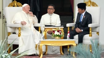 Paus Fransiskus (Kiri) berbicara dengan Presiden Indonesia Joko Widodo (kanan) di Istana Kepresidenan, Jakarta, Rabu (4/9/2024). [Achmad Ibrahim / POOL / AFP]