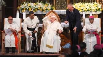 Paus Fransiskus (tengah) bersiap menyampaikan pesan dalam kunjungannya di Gereja Katedral, Jakarta, Rabu (4/9/2024). [ANTARA FOTO/Sulthony Hasanuddin/Ak/tom]