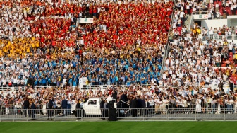 Pemimpin Takhta Suci Vatikan Paus Fransiskus menyapa umat Katolik sebelum mengikuti Misa di Stadion Utama Gelora Bilung Karno (GBK) Senayan, Jakarta, Kamis (5/9/2024). [Suara.com/Alfian Winanto]