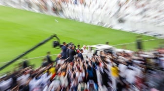 Pemimpin Takhta Suci Vatikan Paus Fransiskus menyapa umat Katolik sebelum mengikuti Misa di Stadion Utama Gelora Bilung Karno (GBK) Senayan, Jakarta, Kamis (5/9/2024). [Suara.com/Alfian Winanto]