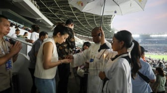 Umat Katolik mengikuti Misa Akbar di Stadion Utama Gelora Bung Karno (GBK), Senayan, Jakarta, Kamis (5/9/2024). [Suara.com/Alfian Winanto]