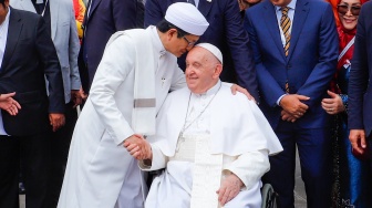 Imam Besar Masjid Istiqlal Nasaruddin Umar (kiri) mencium kening Pemimpin Takhta Suci Vatikan Paus Fransiskus (kanan) usai melakukan foto bersama di Masjid Istiqlal, Jakarta, Kamis (5/9/2024). [Suara.com/Alfian Winanto]