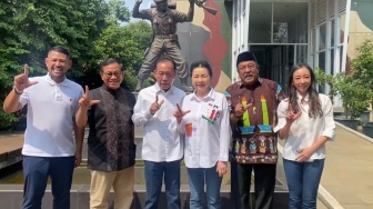 Sambil Pamer Pose 'Sajate' Jakmania, Pramono: Yang Paling Ngerti Bola Bang Yos bukan Anies!