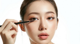 Tampil Natural! Ini 3 Rekomendasi Eyeliner dengan Aplikator Ujung Tipis