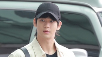 Outfit Bandara Serba Prada Kim Soo Hyun ke Jakarta untuk Fan Meeting Curi Perhatian, Total Harga Tembus Ratusan Juta