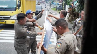 Satpol PP Padang Panjang Tertibkan Baliho Pilkada 2024, Ini Alasannya