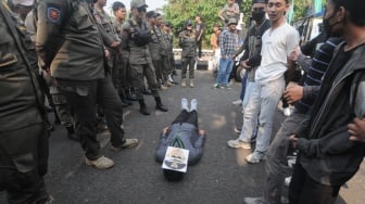 Mahasiswa 'Shalatkan' Asmawa Tosepu, Minta Segera Angkat Kaki dari Kabupaten Bogor, Ini Alasannya