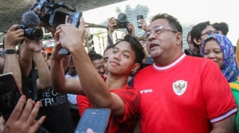 Bakal calon wakil gubernur Rano Karno berswafoto dengan warga saat CFD di Bundaran HI, Jakarta, Minggu (8/9/2024). [Suara.com/Alfian Winanto]