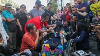 Pasangan bakal calon gubernur dan bakal calon wakil gubernur Pramono Anung dan Rano Karno menyapa warga saat CFD di Bundaran HI, Jakarta, Minggu (8/9/2024). [Suara.com/Alfian Winanto]