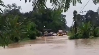 Masjid dan Jembatan Hancur! Banjir Bandang Terbesar Landa Sijunjung, Warga Butuh Bantuan