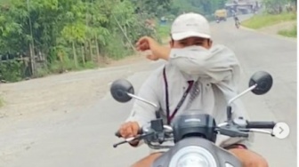 Sakit Jiwa! Viral Pemotor Matic Onani Sambil Nyetir di Siang Bolong, Wanita Ini Ngamuk Kena Cipratan...