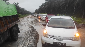 Kemacetan Parah Terjadi di Jalan Lintas Sekadau-Sanggau, Polisi Bilang Begini