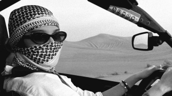 Tanpa Pratama Arhan, Intip 5 Potret Azizah Salsha Kunjungi Gurun Pasir di Dubai