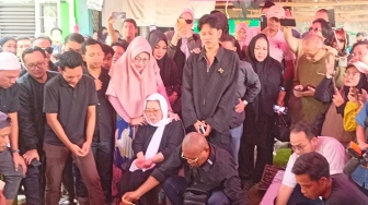 Pemakaman Puput Novel, Penyanyi Cilik Era 80-an, Dibalut Isak Tangis dan Kenangan