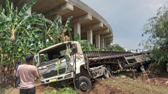 Penampakan Truk Kontainer Terjun Bebas dari Tol Cibitung, Begini Kondisi Sopir