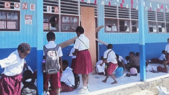 SD YPPGI Nabire Papua Tengah Dipalang OTK, Siswa Terpaksa Belajar Di Emperan Sekolah