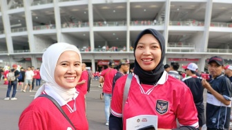 Digerakkan Cinta! 2 Srikandi Ini Rela Terbang Jauh Demi Timnas di GBK