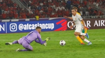 Pemain Timnas Indonesia Ragnar Oratmangoen berhadapan dengan Kiper Timnas Australia Mathew Rian saat pertandingan Sepak Bola Kualifikasi Piala Dunia 2026 Zona Asia Antara Indonesia melawan Australia di Stadion Gelora Bung Karno, Jakarta, Selasa (10/9/2024). [Suara.com/Alfian Winanto]