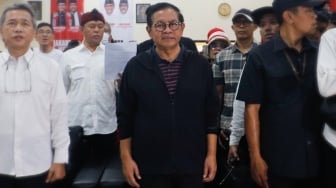 Bakal Calon Gubernur Jakarta Pramono Anung (tengah) saat menghadiri Deklarasi Rumah Bersama Pramono-Rano di Gedung Joeang 45, Jakarta, Rabu (11/9/2024). [Suara.com/Alfian Winanto]