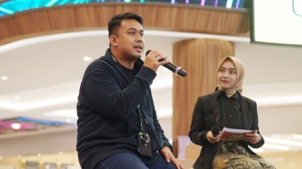 Salah satu pemateri menyampaikan keterangan saat menyampaikan sambutan di acara Pasar Lokal Suara UMKM Vol.4 kali ini digelar di Atrium Utama Ciplaz Garut pada Selasa (10/9/2024). [Foto dok. Suara.com]