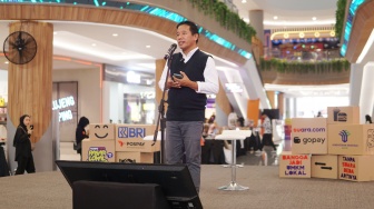 CEO & Pempimpin Redaksi Suara.com Suwarjono saat menyampaikan sambutan di acara Pasar Lokal Suara UMKM Vol.4 kali ini digelar di Atrium Utama Ciplaz Garut pada Selasa (10/9/2024). [Foto dok. Suara.com]