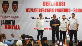 Bakal Calon Gubernur Jakarta Pramono Anung (tengah) memberikan pidato saat menghadiri Deklarasi Rumah Bersama Pramono-Rano di Gedung Joeang 45, Jakarta, Rabu (11/9/2024). [Suara.com/Alfian Winanto]