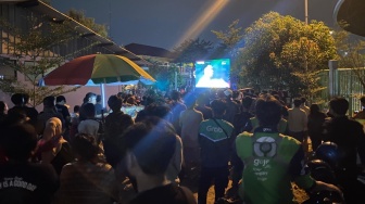 Demi Timnas Indonesia, Warga Rela Berdiri Saat Nobar di Halaman KONI Kota Bekasi