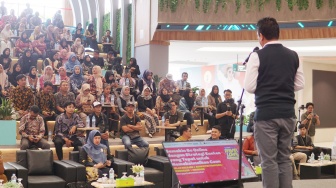 CEO & Pempimpin Redaksi Suara.com Suwarjono saat menyampaikan sambutan di acara Pasar Lokal Suara UMKM Vol.4 kali ini digelar di Atrium Utama Ciplaz Garut pada Selasa (10/9/2024). [Foto dok. Suara.com]