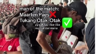 Momen Penjual Otak-otak Jualan di Tribun Stadion GBK, Netizen: Gimana Cara Masuknya?