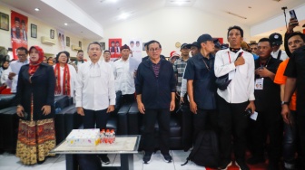 Bakal Calon Gubernur Jakarta Pramono Anung (tengah) saat menghadiri Deklarasi Rumah Bersama Pramono-Rano di Gedung Joeang 45, Jakarta, Rabu (11/9/2024). [Suara.com/Alfian Winanto]