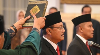 Saifullah Yusuf (kiri) dan Irjen Pol Eddy Hartono (kanan) mengucapkan sumpah jabatan saat dilantik menjadi Menteri Sosial dan Kepala Badan Nasional Penanggulangan Teroris (BNPT) oleh Presiden Joko Widodo di Istana Negara, Jakarta, Rabu (11/9/2024). [ANTARA FOTO/Sigid Kurniawan/app/foc]