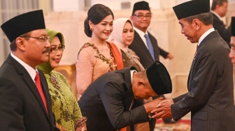 Presiden Joko Widodo (kanan) memberikan ucapan selamat kepada Kepala Badan Nasional Penanggulangan Teroris (BNPT) Irjen Pol Eddy Hartono (tengah)usai upacara pelantikan di Istana Negara, Jakarta, Rabu (11/9/2024). [ANTARA FOTO/Sigid Kurniawan/app/foc]