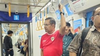 Saleh Husin Bergelantungan Naik MRT Menuju Stadion GBK Demi Dukung Timnas Indonesia Kontra Australia