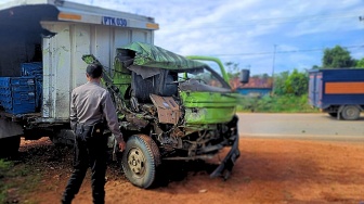 Kecelakaan Lalu Lintas di Kubu Raya: Mobil Boks Tabrak Dump Truk, Pengemudi Mobil Alami Luka Berat