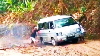 Jalan Penghubung Limau-Bulok di Tanggamus Rusak Parah, Warga Harap-harap Cemas