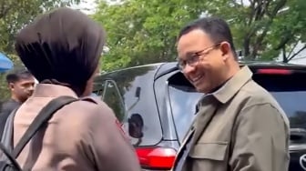 Sambutan Girang Polwan ke Anies Baswedan saat Turun dari Kijang Innova, Tampak Bahagia Sekali