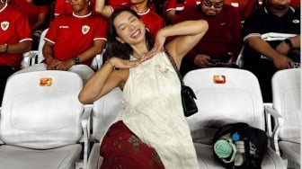 Bukan Jersey, Intip Gaya Cantik Jennifer Bachdim Pakai Rok Batik saat Nonton Timnas