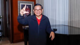 Bakal Calon Gubernur Jakarta Pramono Anung saat melakukan wawancara dengan Tim Suara.com di kediamannya di Jakarta, Selasa (10/9/2024). [Suara.com/Alfian Winanto]