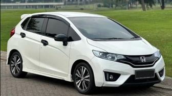 Bukan Cuma Buat Keluarga! Ini Dia 9 Mobil Murah yang Diam-Diam Cocok Banget Buat Pacaran
