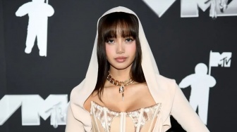 Dari Gaun Nude hingga Kulit Merah, Transformasi Gaya Lisa BLACKPINK di MTV VMA 2024Tuai Sorotan