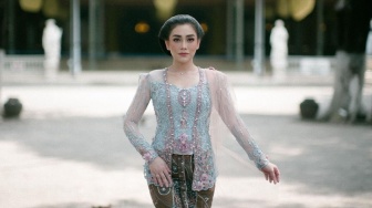 Celine Evangelista Banjir Pujian, Awet Muda Bak ABG Saat Joget Bareng Anak