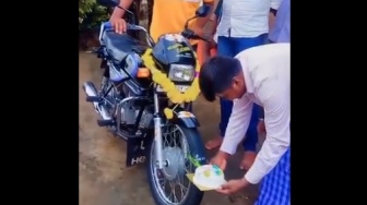 Pria Ini Rayakan Ulang Tahun Sepeda Motor Kesayangannya, Acara Potong Kue Berlangsung Unik