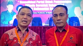 Pakai Baju Merah Saat Rakerdasus PDIP Kalbar, Ria Norsan Mantap Pindah Partai?